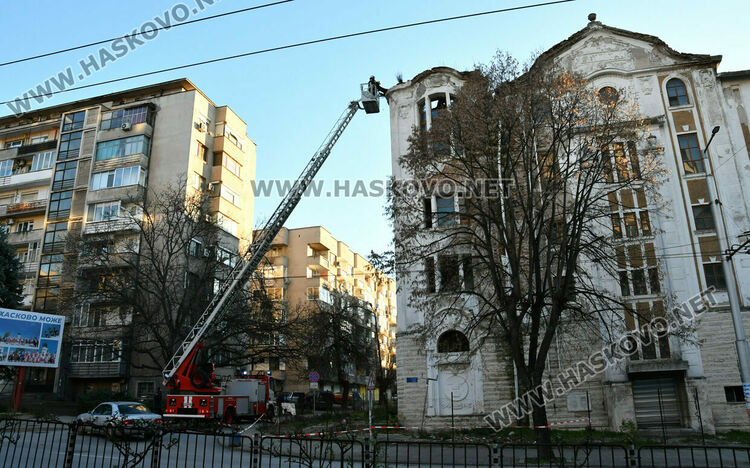 Пожарникари отстраниха опасни ламарини от покрива на бившия магазин &bdquo;Марса&ldquo;