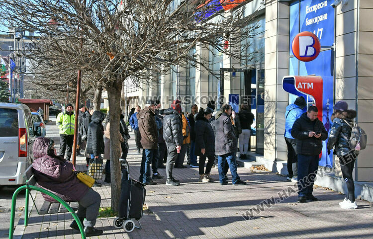 Банкоматите масово нямат левове, пред тези които все още &bdquo;пускат&ldquo; се извиха огромни опашки 