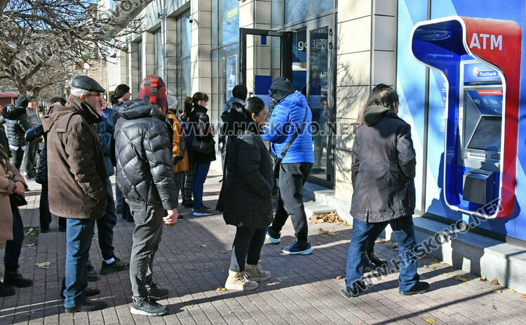 Банкоматите масово нямат левове, пред тези които все още &bdquo;пускат&ldquo; се извиха огромни опашки 
