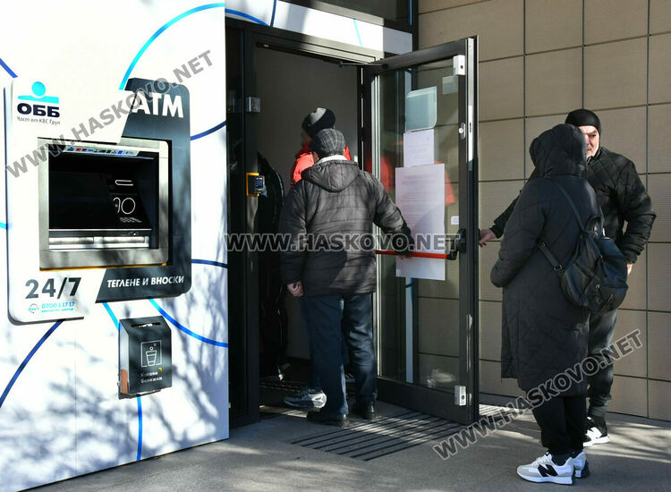 Банкоматите масово нямат левове, пред тези които все още &bdquo;пускат&ldquo; се извиха огромни опашки 