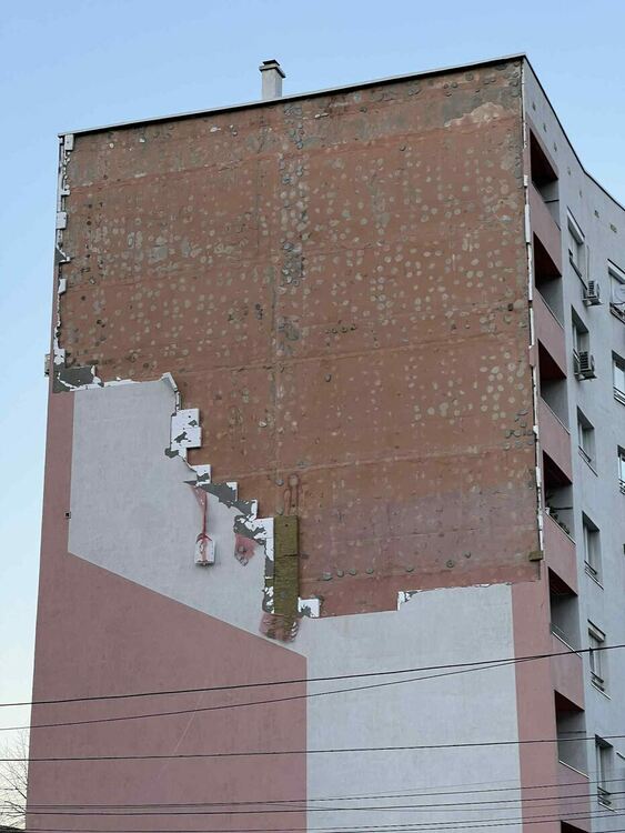 Силният вятър бутна изолация на жилищен блок на ул."Цар Иван Асен II"