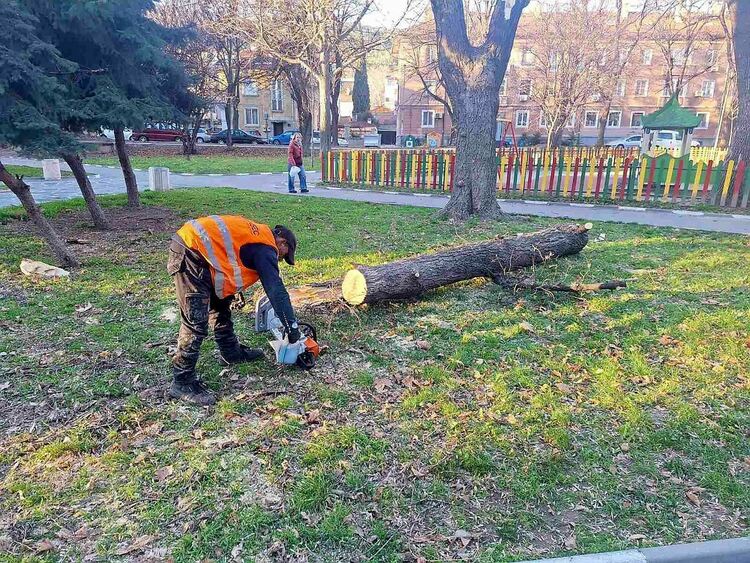 Силният вятър бутна изолация на жилищен блок на ул."Цар Иван Асен II"