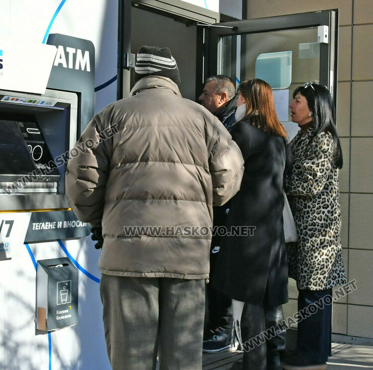 Банкоматите масово нямат левове, пред тези които все още &bdquo;пускат&ldquo; се извиха огромни опашки 