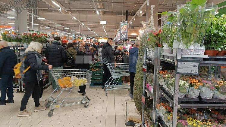 Хипермаркетите в Кърджали посрещат Нова година с промоции,защо клиентите от Гърция намаляха?