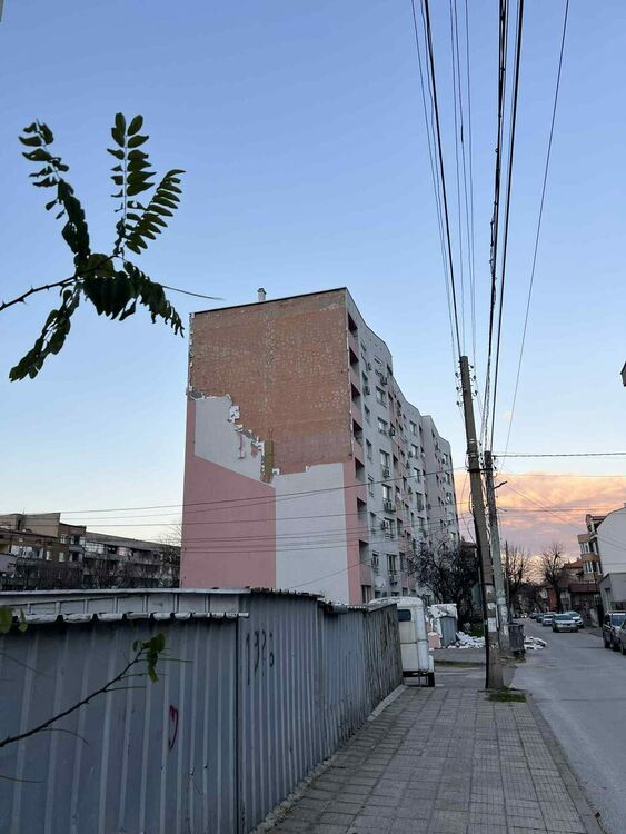 Силният вятър бутна изолация на жилищен блок на ул."Цар Иван Асен II"