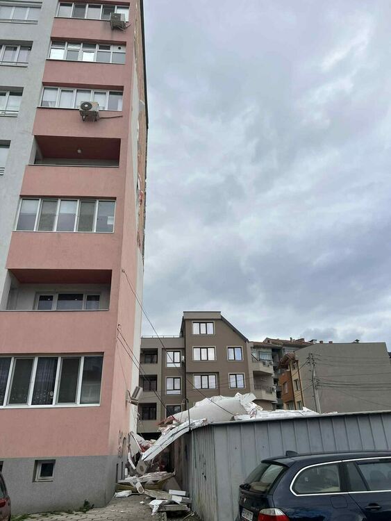 Силният вятър бутна изолация на жилищен блок на ул."Цар Иван Асен II"