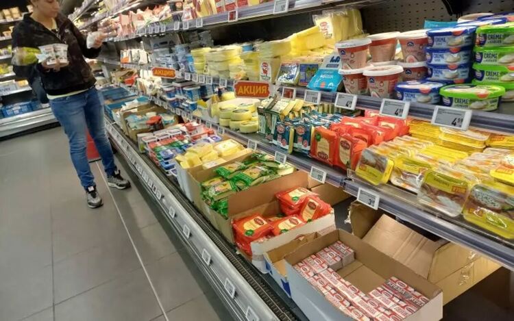 От 1 януари до 8 август 2026 г. цената на стоките трябва да бъде изписана първо в евро, а след това обърната в левове по фиксирания курс. Много магазини, които преди това показваха цените първо в левове, а после в евро, направиха промяната в етикетите още през декември, което подведе доста потребители.