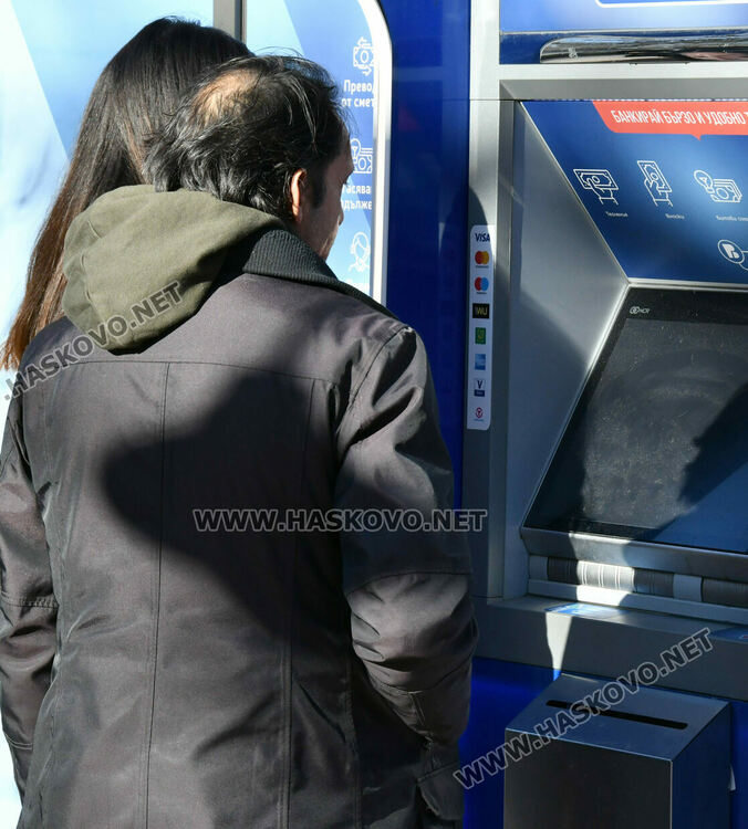 Банкоматите масово нямат левове, пред тези които все още &bdquo;пускат&ldquo; се извиха огромни опашки 