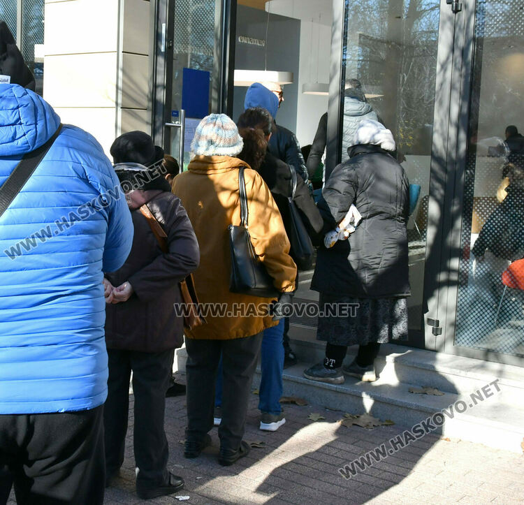 Банкоматите масово нямат левове, пред тези които все още &bdquo;пускат&ldquo; се извиха огромни опашки 