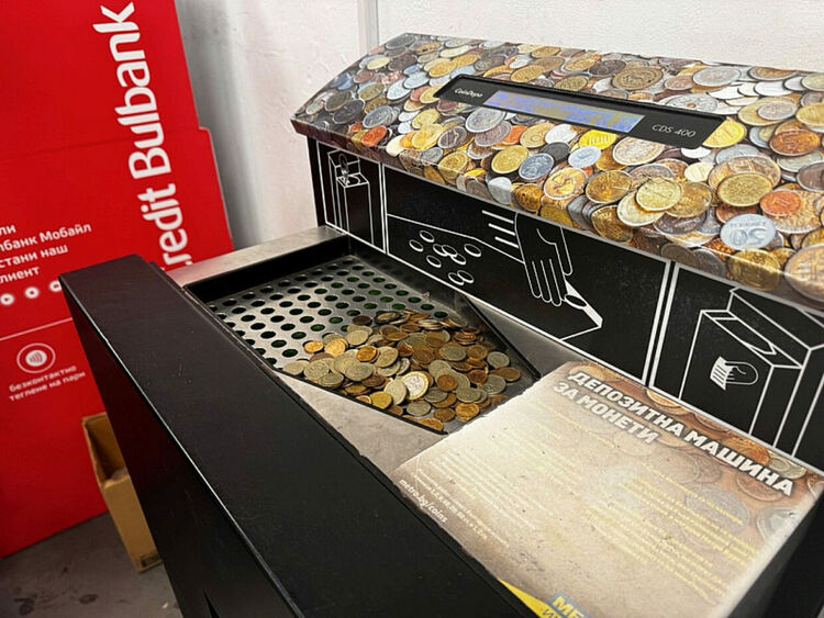  Дълга опашка пред машината за стотинки. Какво да правим?