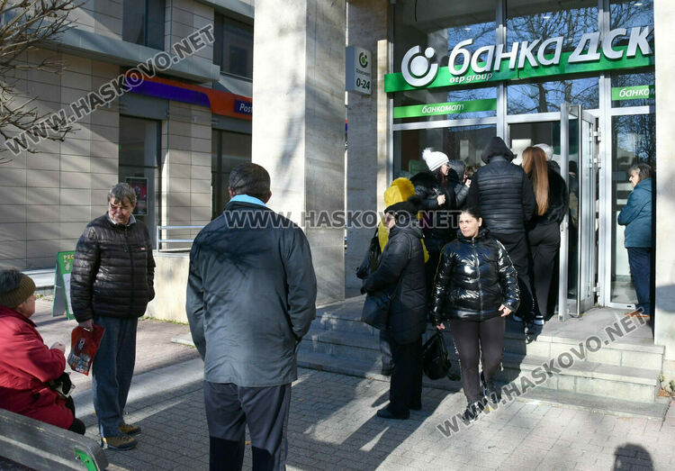 Банкоматите масово нямат левове, пред тези които все още &bdquo;пускат&ldquo; се извиха огромни опашки 