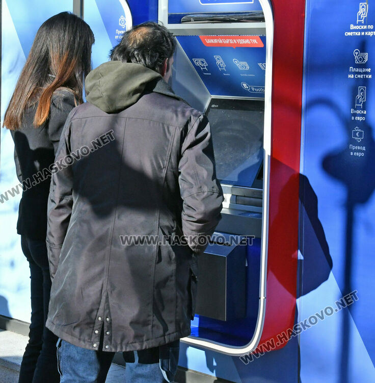 Банкоматите масово нямат левове, пред тези които все още &bdquo;пускат&ldquo; се извиха огромни опашки 