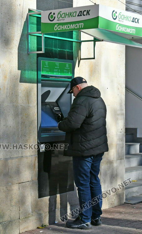 Банкоматите масово нямат левове, пред тези които все още &bdquo;пускат&ldquo; се извиха огромни опашки 