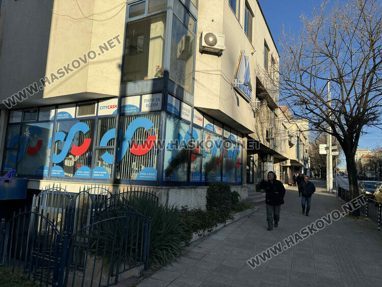 Заляха с боя офиса на фирма за бързи кредити в Хасково