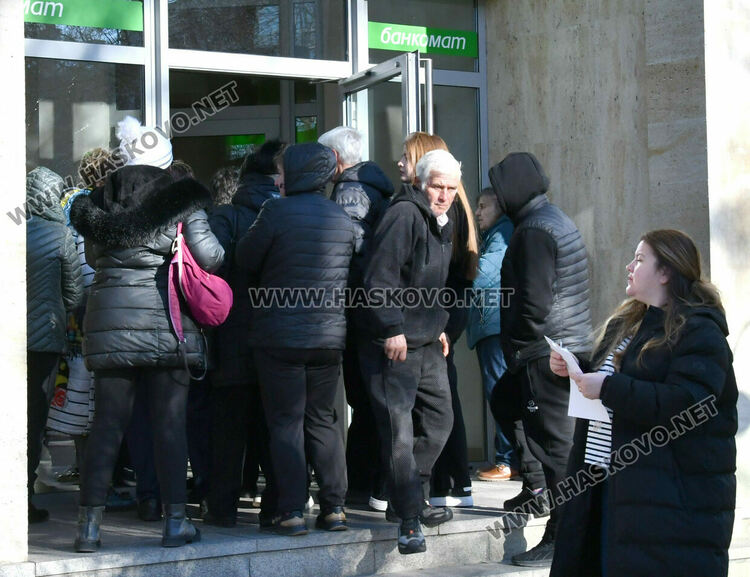 Банкоматите масово нямат левове, пред тези които все още &bdquo;пускат&ldquo; се извиха огромни опашки 