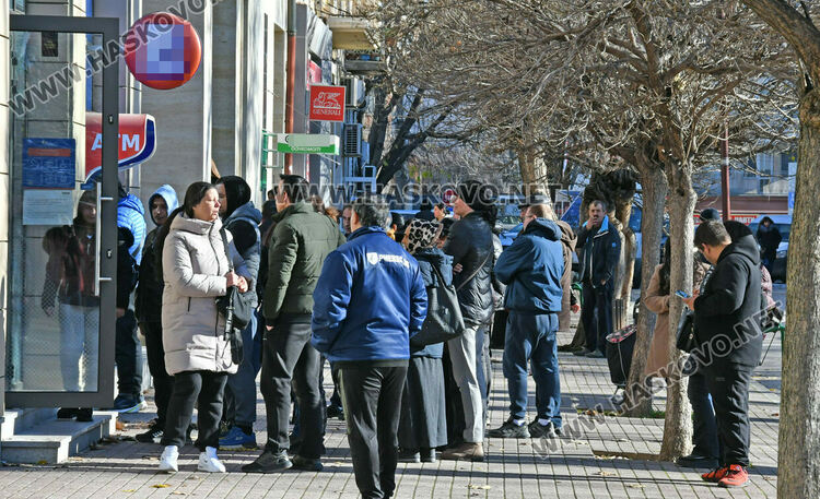 Банкоматите масово нямат левове, пред тези които все още &bdquo;пускат&ldquo; се извиха огромни опашки 