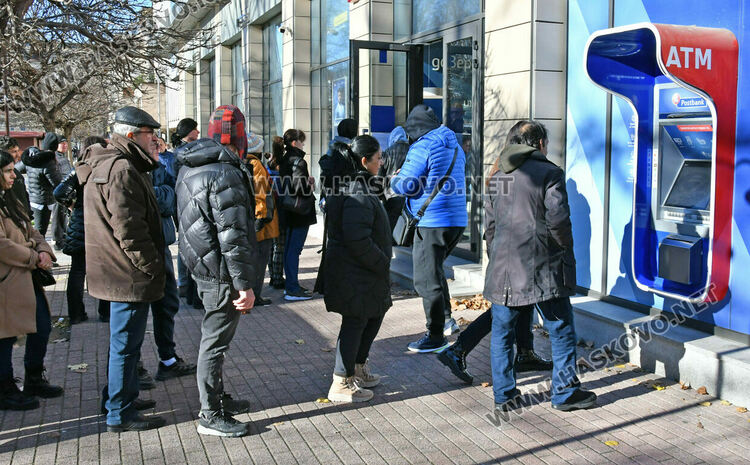 Банкоматите масово нямат левове, пред тези които все още &bdquo;пускат&ldquo; се извиха огромни опашки 