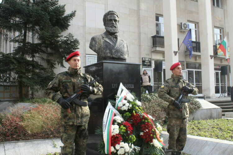 С честване на Рождението на Христо Ботев и освещаване на бойните знамена започват официалните събития за януари