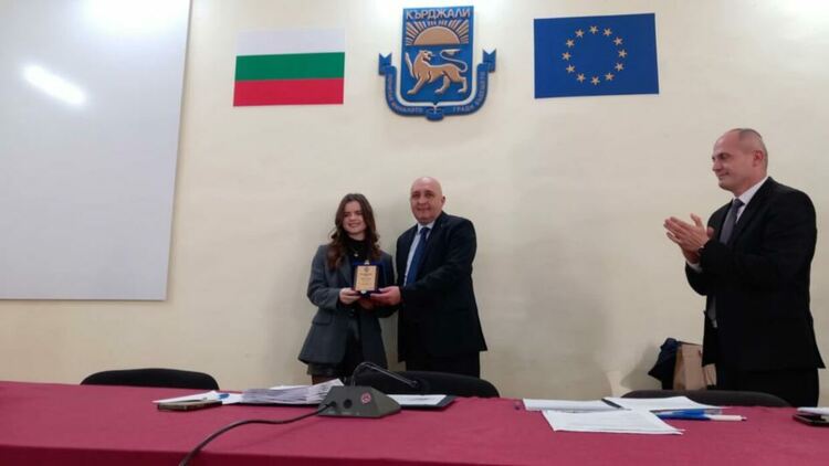 Ерол Мюмюн награди талантливата Илке Хасан от 11 клас на Езиковата гимназия за издигане престижа на община Кърджали