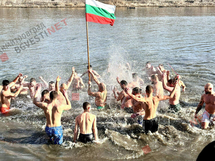 Търсят смелчаци да извадят кръста на Йордановден в Димитровград 