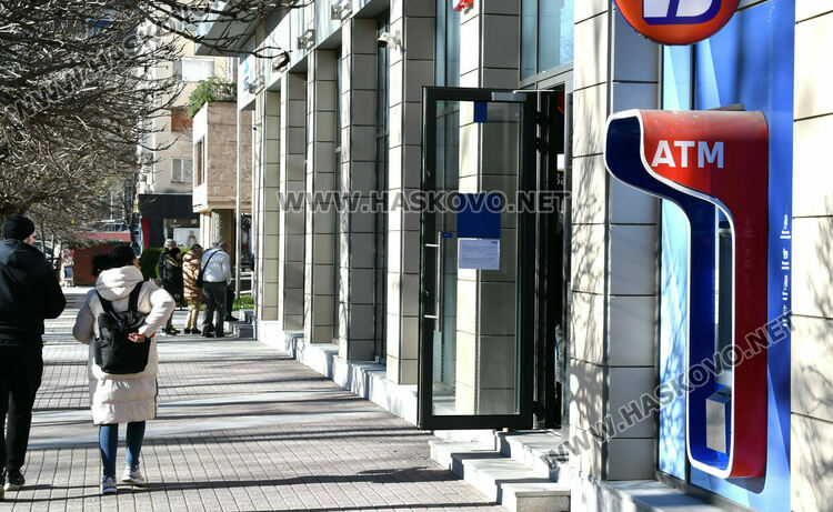 Банкоматната истерия отмина, машините вече са заредени с левове