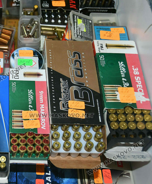 В Хасково се втурнаха да пазаруват пиратки и фоейрверки за Нова година в последния момент