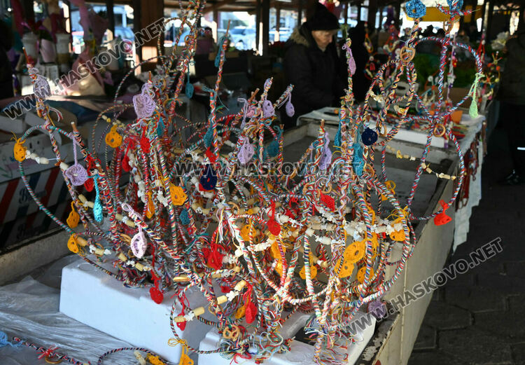 Сурвачките вървят по 10 лева в Хасково, дрянът е по левче