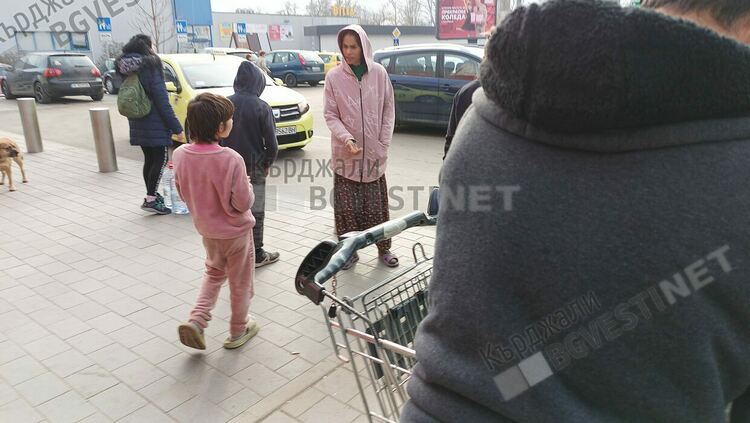 Бригади просяци завземат подстъпите пред хипермаркетите в Кърджали в навечерието на Нова година, властите безсилни