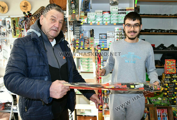 В Хасково се втурнаха да пазаруват пиратки и фоейрверки за Нова година в последния момент