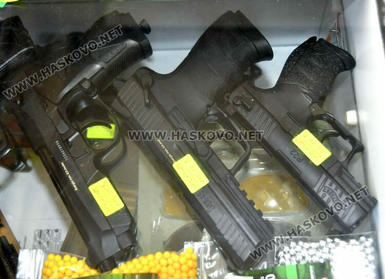 В Хасково се втурнаха да пазаруват пиратки и фоейрверки за Нова година в последния момент