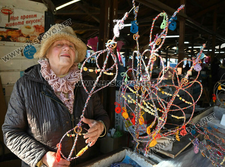 Сурвачките вървят по 10 лева в Хасково, дрянът е по левче