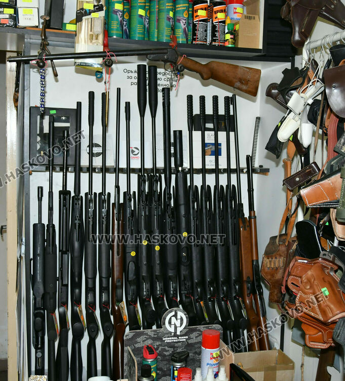 В Хасково се втурнаха да пазаруват пиратки и фоейрверки за Нова година в последния момент