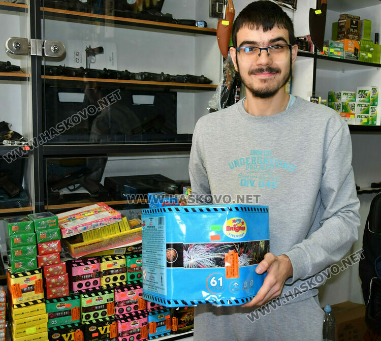 В Хасково се втурнаха да пазаруват пиратки и фоейрверки за Нова година в последния момент