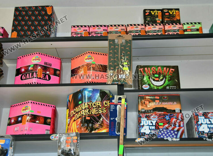 В Хасково се втурнаха да пазаруват пиратки и фоейрверки за Нова година в последния момент