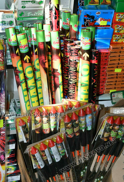 В Хасково се втурнаха да пазаруват пиратки и фоейрверки за Нова година в последния момент