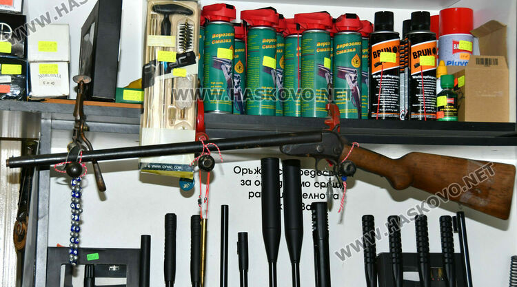 В Хасково се втурнаха да пазаруват пиратки и фоейрверки за Нова година в последния момент