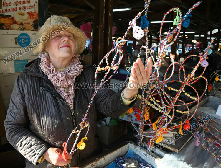 Сурвачките вървят по 10 лева в Хасково, дрянът е по левче