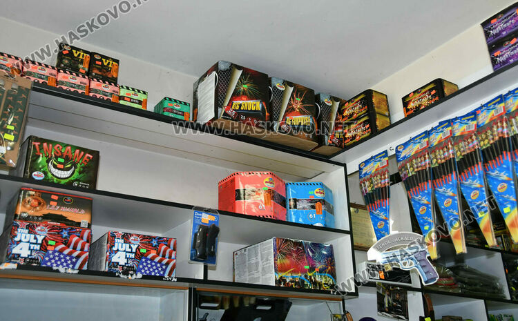 В Хасково се втурнаха да пазаруват пиратки и фоейрверки за Нова година в последния момент