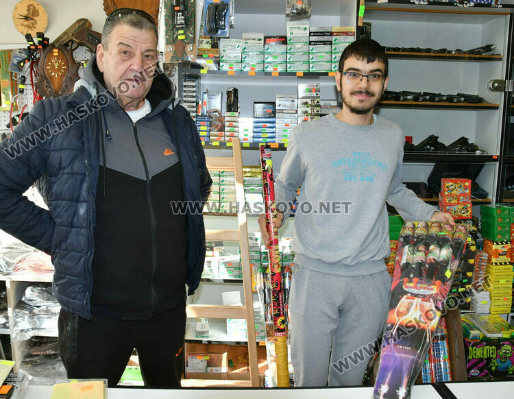 В Хасково се втурнаха да пазаруват пиратки и фоейрверки за Нова година в последния момент