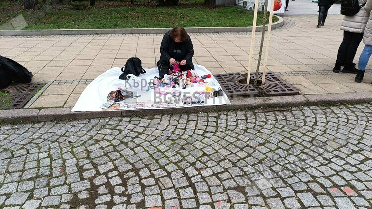 Дрънкулки привличат вниманието на кърджалийчетата на Коледния базар,жена мръзне за да предлага радост