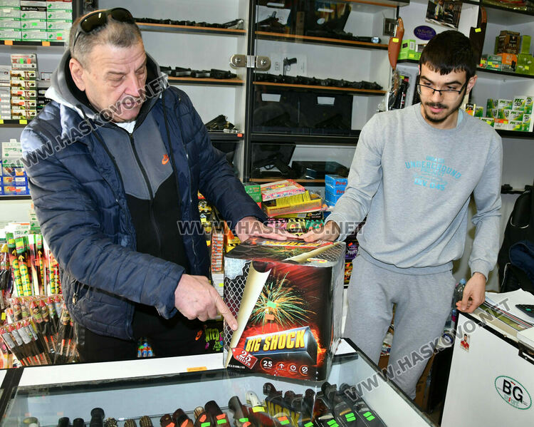 В Хасково се втурнаха да пазаруват пиратки и фоейрверки за Нова година в последния момент