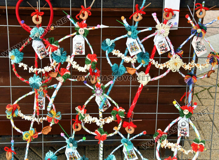 Сурвачките вървят по 10 лева в Хасково, дрянът е по левче