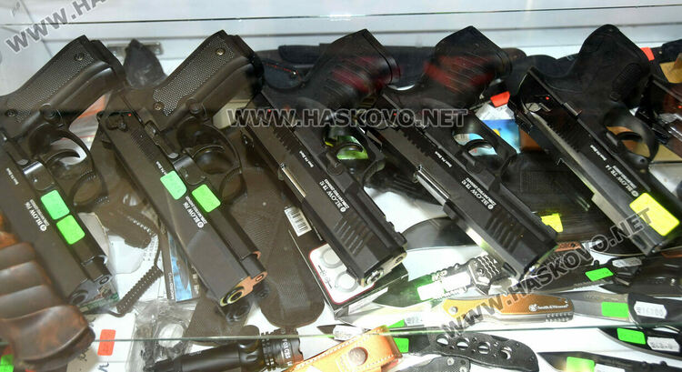 В Хасково се втурнаха да пазаруват пиратки и фоейрверки за Нова година в последния момент