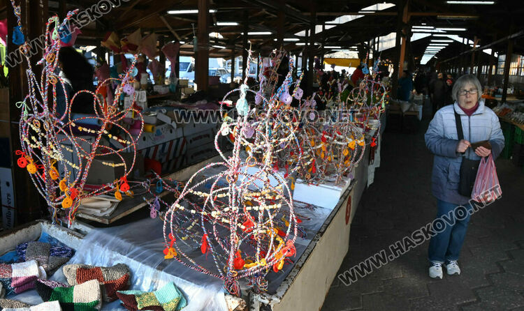 Сурвачките вървят по 10 лева в Хасково, дрянът е по левче