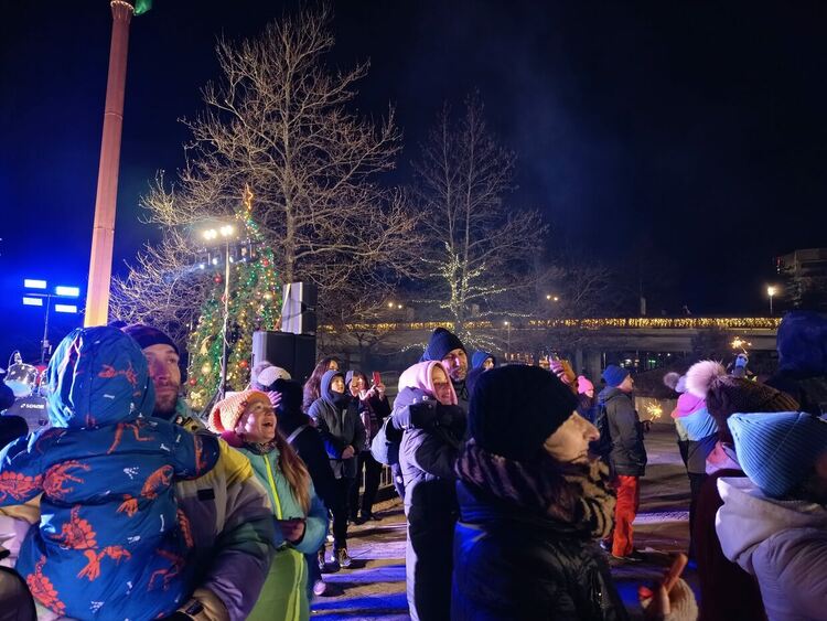 С концерт на Графа и внушителна заря в минусови температури Смолян посрещна 2026 година