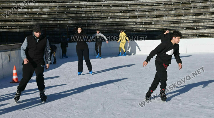 Ледената пързалка отваря днес в 14 часа 