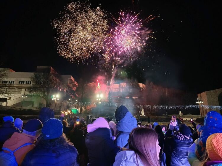 С концерт на Графа и внушителна заря в минусови температури Смолян посрещна 2026 година