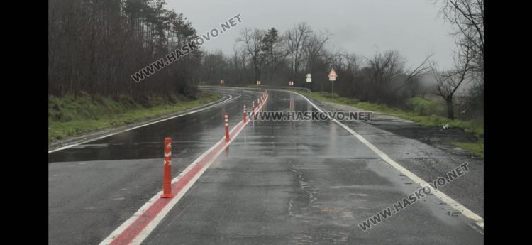 Поставиха маркировка, нови знаци и разделителни колчета на ремонтирания участък от пътя Хасково-Харманли