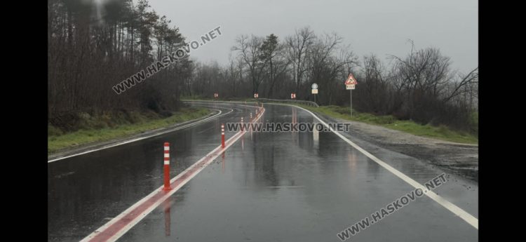 Поставиха маркировка, нови знаци и разделителни колчета на ремонтирания участък от пътя Хасково-Харманли