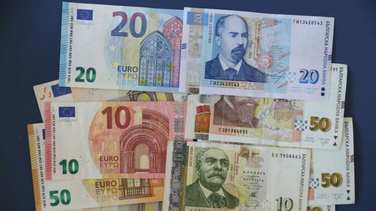 Централната Банка на Кипър обменя левове за евро от днес